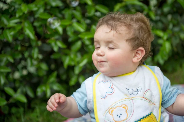 Criança Pequena Brincando Com Bolhas Sabão Foto Alta Qualidade — Fotografia de Stock