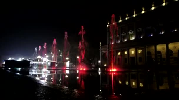 Reggio Emilia Seger Torg Framför Teatern Dalar Tricolor Lysande Fontän — Stockvideo