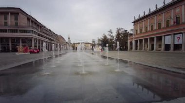 İtalya 'nın Reggio Emilia kentindeki Zafer Meydanı' nda Çeşme