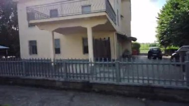 Hareket eden bir arabanın yan penceresinden görüntüle