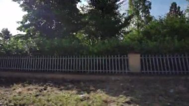 Hareket eden bir arabanın yan penceresinden görüntüle