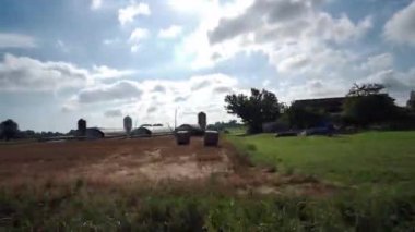 Hareket eden bir arabanın yan penceresinden görüntüle