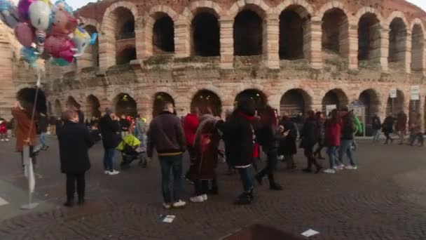 Verona - Italia - 12 23 2018: Decoración de la estrella de Navidad y personas caminando frente a la Arena de Verona — Vídeos de Stock