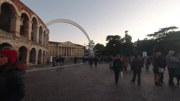 Verona - Itália - 12 23 2018: decoração de estrelas de Natal e pessoas andando em frente à Arena de Verona — Vídeo de Stock