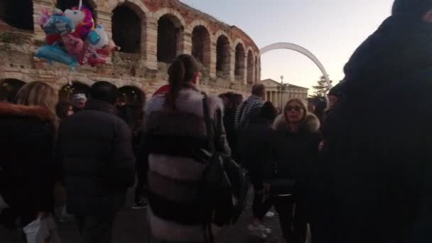 Verona - Italia - 12 23 2018: Decoración de la estrella de Navidad y personas caminando frente a la Arena de Verona — Vídeos de Stock