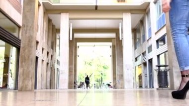 İtalya, Reggio Emilia 'daki San Rocco binasında yürüyen güzel genç bir kadın.