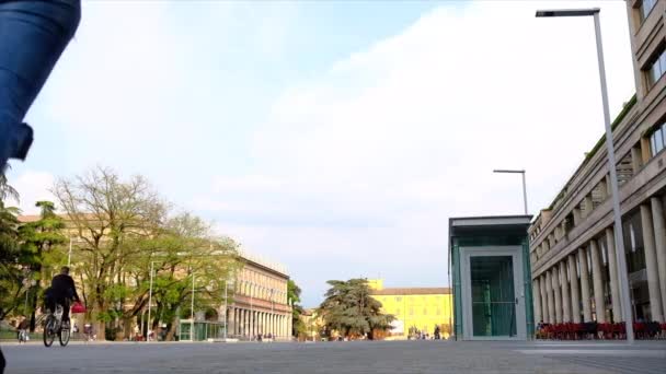 Молодая женщина прогуливается по зданию Сан-Рокко в центре Реджо-ди-Франко, Италия — стоковое видео