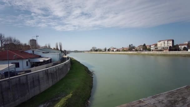 Vista do rio Tanaro em Alessandria em um dia ensolarado, Itália — Vídeo de Stock