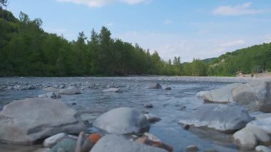 İtalya, Reggio Emilia 'daki Enza Nehri' nin güzel manzarası.