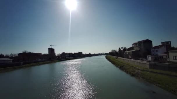 晴れた日にアレッサンドリアでTanaro川の景色,イタリア — ストック動画