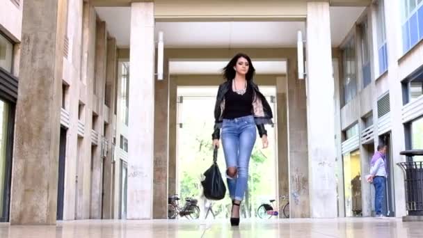 Hermosa joven caminando a lo largo del edificio San Rocco en Reggio Emilia centro, Italia — Vídeos de Stock