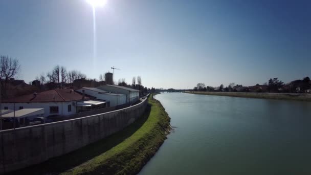 Uitzicht op de rivier Tanaro in Alessandria op een zonnige dag, Italië — Stockvideo
