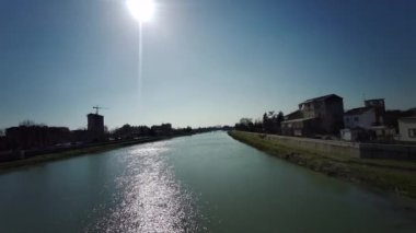 İtalya 'da güneşli bir günde Alessandria' daki Tanaro nehrinin manzarası