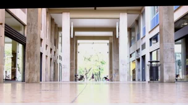 Молодая Женщина Прогуливается Зданию Сан Рокко Центре Реджо Франко Италия — стоковое видео