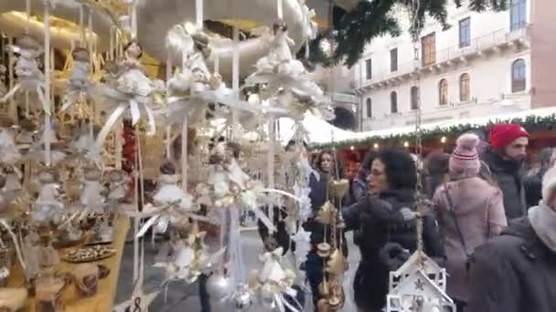 Verona - İtalya - 12: 23: 2018: Verona 'nın merkezindeki geleneksel Noel pazarının tezgahları arasında yürüyen insanlar — Stok video