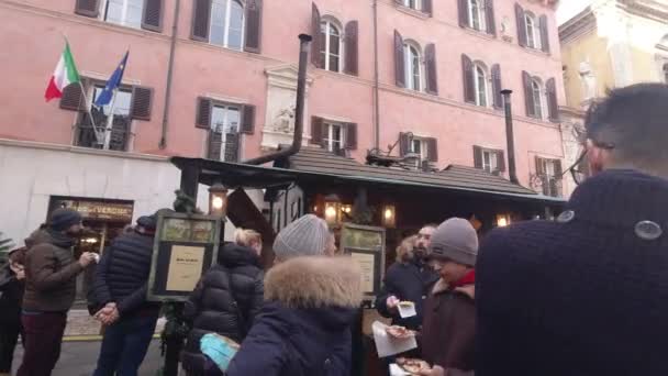 Verona - Italië - 12 23 2018: Mensen wandelen tussen de kraampjes van de traditionele kerstmarkt in het centrum van Verona — Stockvideo