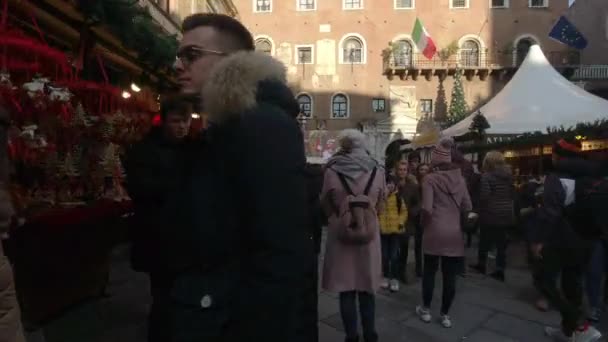 Verona - Italië - 12 23 2018: Mensen wandelen tussen de kraampjes van de traditionele kerstmarkt in het centrum van Verona — Stockvideo