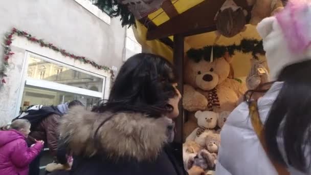 Verona - Italia - 12 23 2018: Gente caminando entre los puestos del tradicional mercado navideño en el centro de Verona — Vídeos de Stock