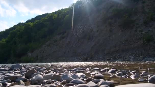 Schöne Aussicht auf den Fluss Enza in Reggio Emilia, Italien — Stockvideo