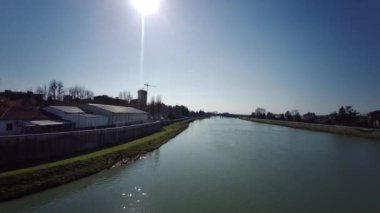 İtalya 'da güneşli bir günde Alessandria' daki Tanaro nehrinin manzarası