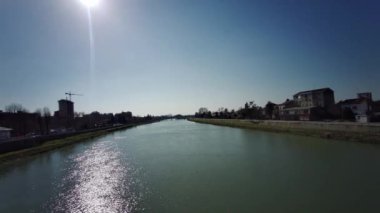 İtalya 'da güneşli bir günde Alessandria' daki Tanaro nehrinin manzarası