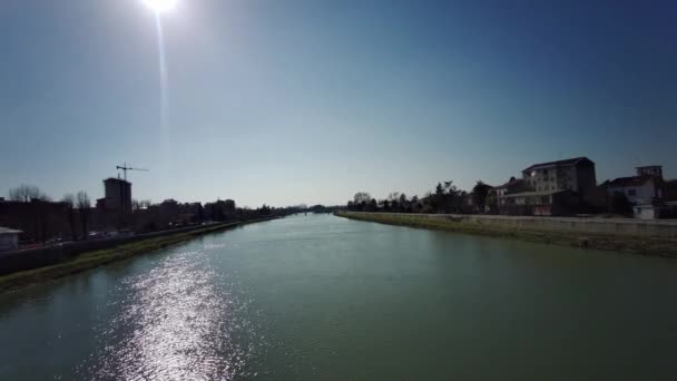 Vista do rio Tanaro em Alessandria em um dia ensolarado, Itália — Vídeo de Stock
