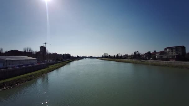 Talya Güneşli Bir Günde Alessandria Daki Tanaro Nehrinin Manzarası — Stok video