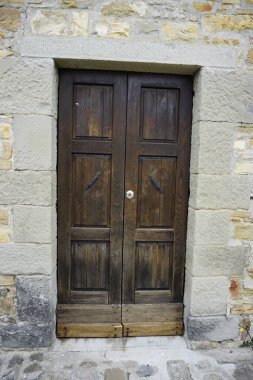 İşlenmiş demir saplı eski ahşap kapı. Yüksek kalite fotoğraf