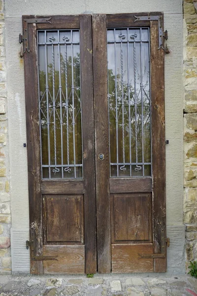 Παλιά Ξύλινη Και Γυάλινη Πόρτα Διακοσμημένη Σφυρήλατο Σίδερο Υψηλής Ποιότητας — Φωτογραφία Αρχείου