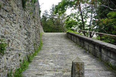 Yokuş yukarı bir yolda çit taşı sütun. Yüksek kalite fotoğraf