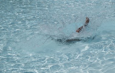 İtalya, San Vincenzo 'da deniz suyuna sıçrayan bir çocuk. Yüksek kalite fotoğraf