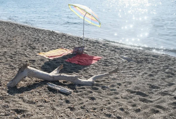 Una Rama Seca Junto Paraguas Dos Toallas Playa Arena San — Foto de Stock