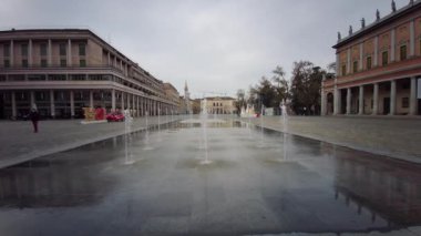 İtalya 'nın Reggio Emilia kentindeki Zafer Meydanı' nda Çeşme