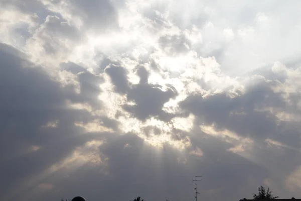 雲の後ろに太陽の光で素晴らしい空 高品質の写真 — ストック写真