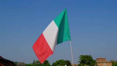 Mavi gökyüzünde sallanan İtalyan bayrağı