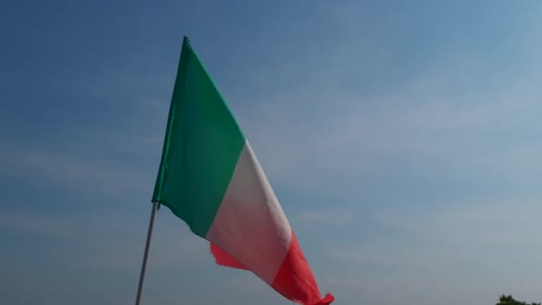 Italiaanse Vlag Zwaaiend Blauwe Lucht — Stockvideo