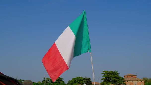 Italiaanse Vlag Zwaaiend Blauwe Lucht — Stockvideo