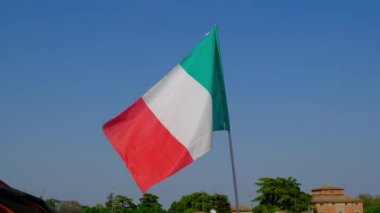 Mavi gökyüzünde sallanan İtalyan bayrağı