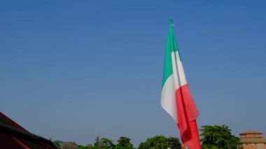 Mavi gökyüzünde sallanan İtalyan bayrağı