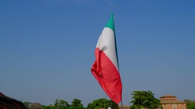 Mavi gökyüzünde sallanan İtalyan bayrağı