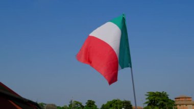 Mavi gökyüzünde sallanan İtalyan bayrağı