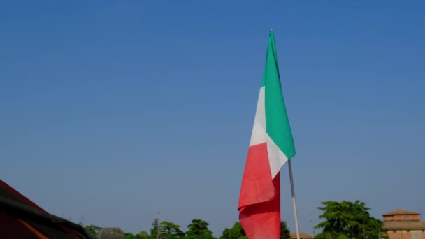 Italiaanse Vlag Zwaaiend Blauwe Lucht — Stockvideo