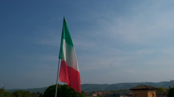 Italiaanse Vlag Zwaaiend Blauwe Lucht — Stockvideo