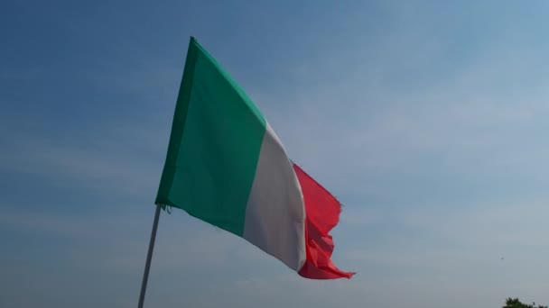 Italiaanse Vlag Zwaaiend Blauwe Lucht — Stockvideo