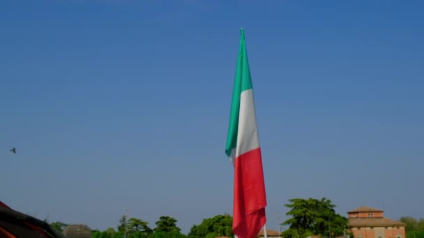 Italiaanse Vlag Zwaaiend Blauwe Lucht — Stockvideo