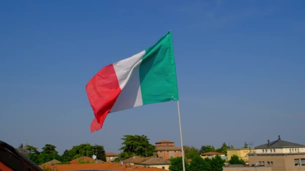 Italiensk Flagga Viftar Över Blå Himmel — Stockvideo