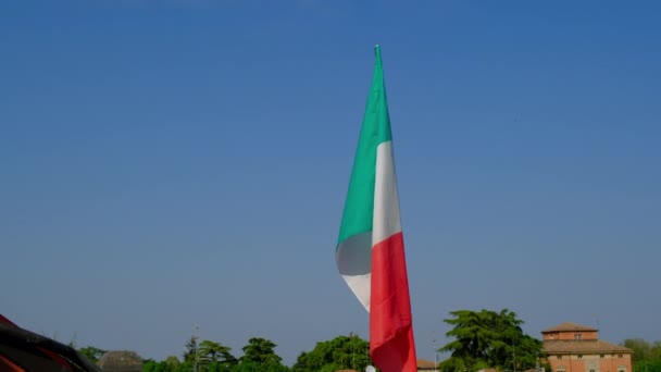 Italienische Flagge Weht Über Blauem Himmel — Stockvideo