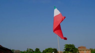 Mavi gökyüzünde sallanan İtalyan bayrağı