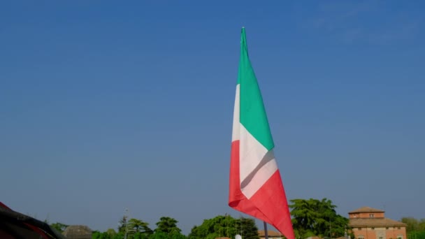 Italiaanse vlag zwaaiend over blauwe lucht — Stockvideo