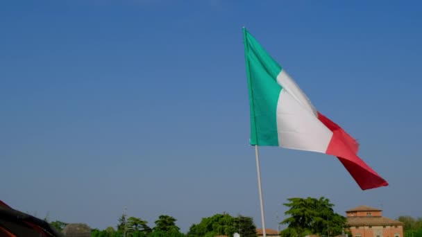 意大利国旗在蓝天上飘扬 — 图库视频影像